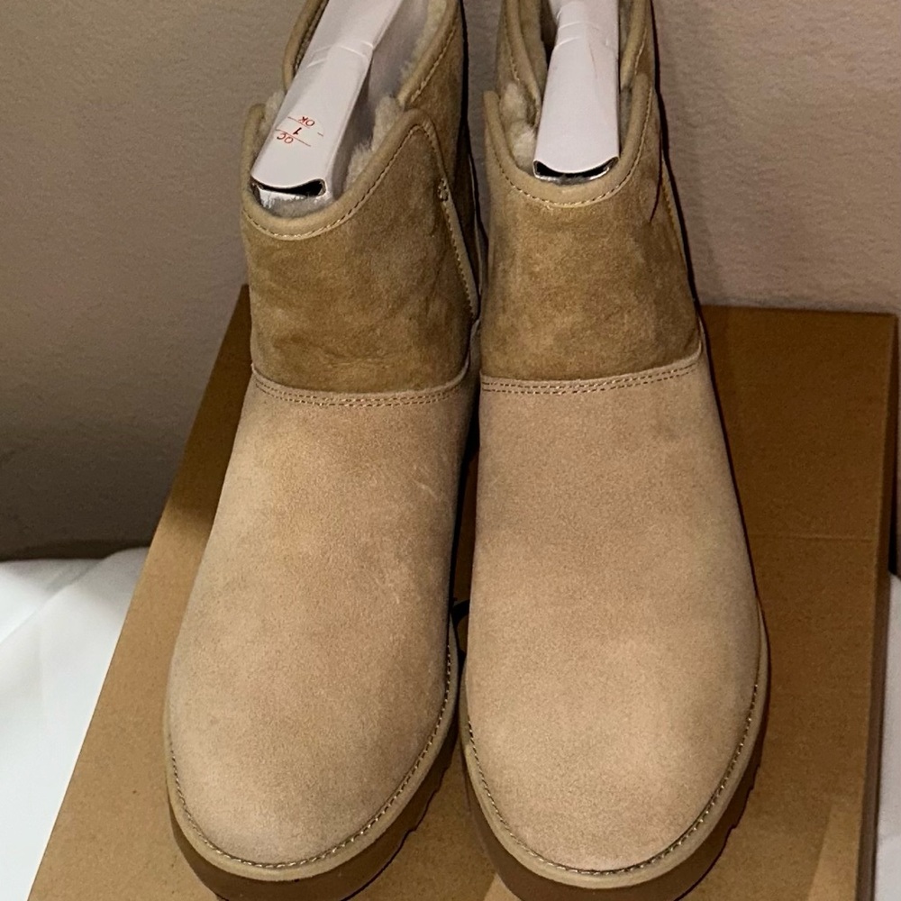 UGG BOOTS- New w/Out Tags, size 9